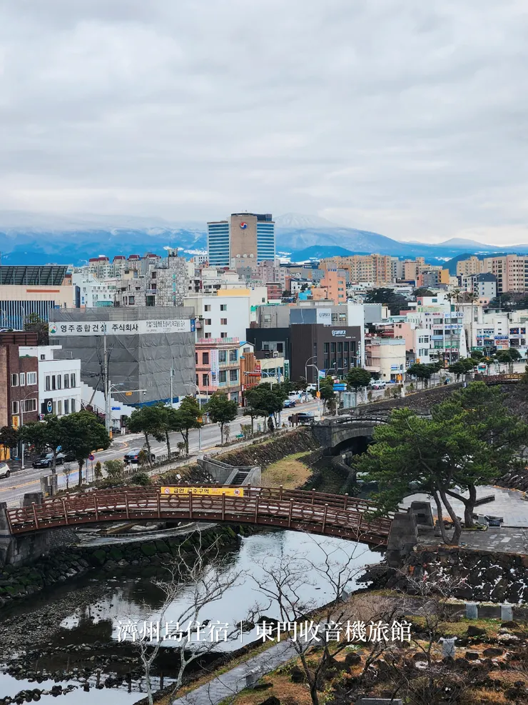 緊鄰山地川,還可以看到漢拏山(?)