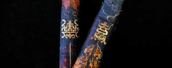 清弓飾面圖案：右邊為壽紋；左邊的圖案融合了壽、卐、蝠和瓶升三戟紋　Black bark patches with stylized cloud cutouts on the backs of two Chinese bows of the 19th century, Peter Dekker's collection&nbsp;| Fe Doro Manchu Archery