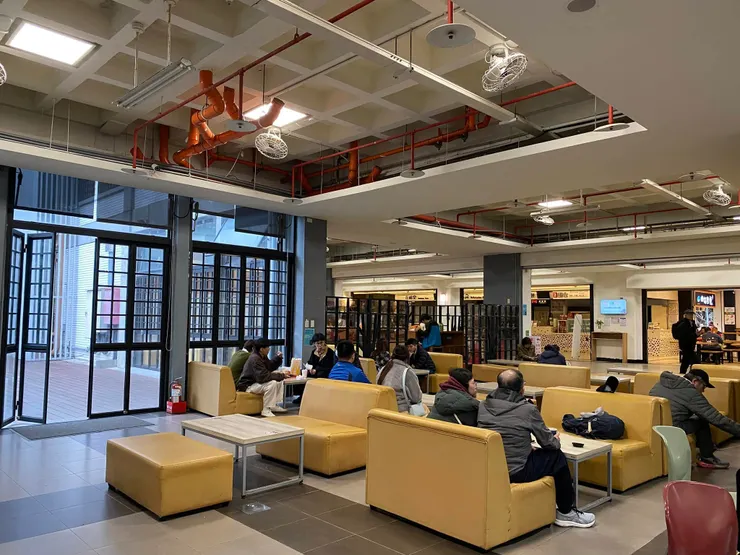 魚池旁是書報區和閱讀區，提供安靜的閱讀環境。空間通透，採光充足。