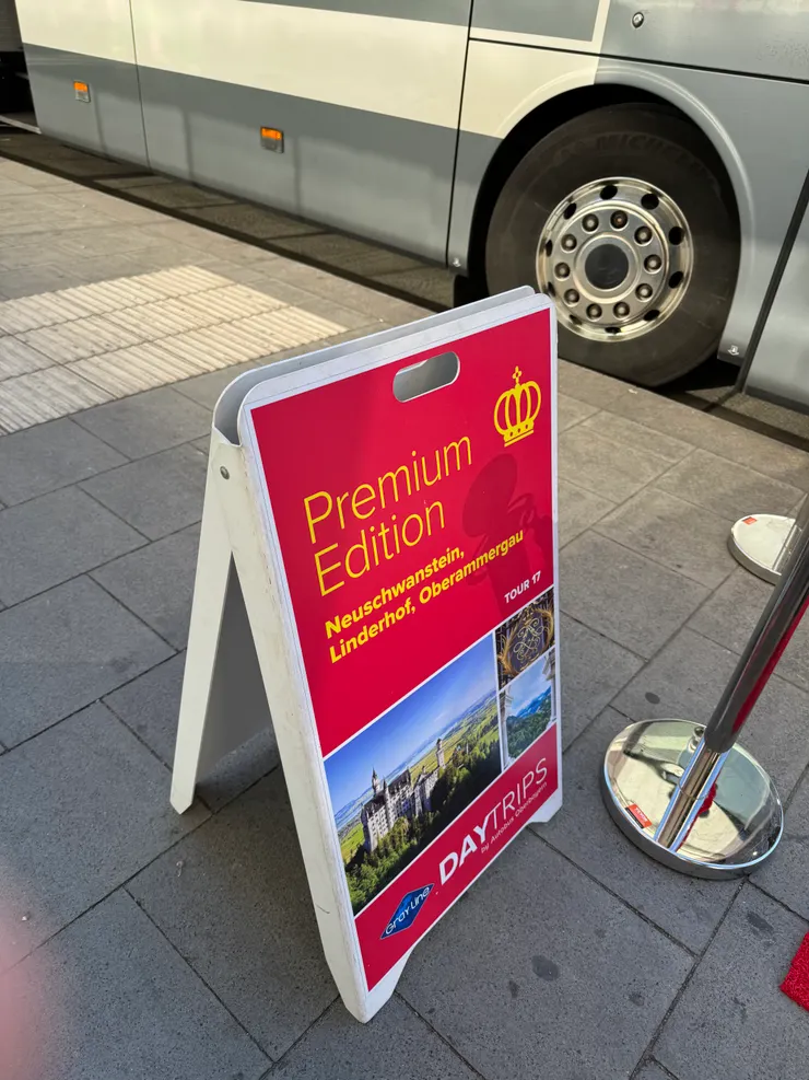 豪華團有個小牌子和自己的小紅地毯