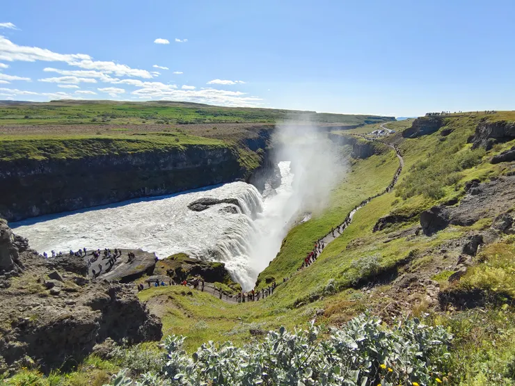 往瀑布頂層第二觀景台途中俯視瀑布，照片右上方為第一觀景台。
