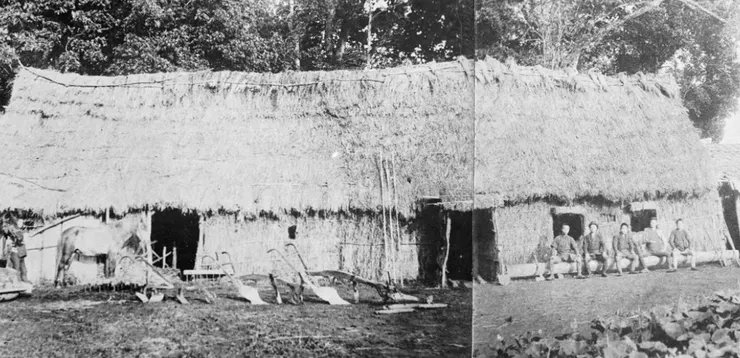 直四郎的開墾小屋。為了完整拍攝馬及測量竿等美式農具，直四郎分2張拍攝，再將其接合起來。