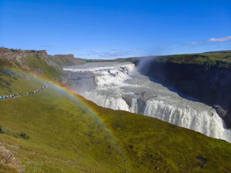 往下走往瀑布中層的觀景平台，幸運地遇見彩虹並穿過彩虹。想知道穿過彩虹的感覺嗎？！