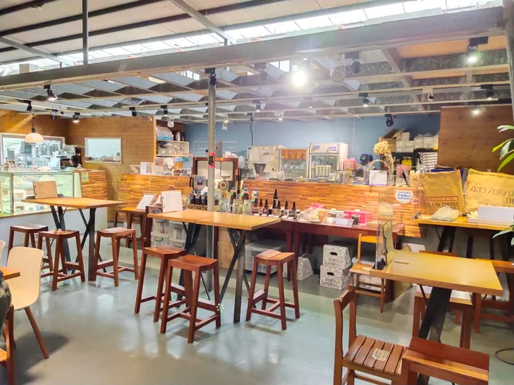 從外觀來看頗有廢墟的味道，拾米屋內部十足的工業風取向