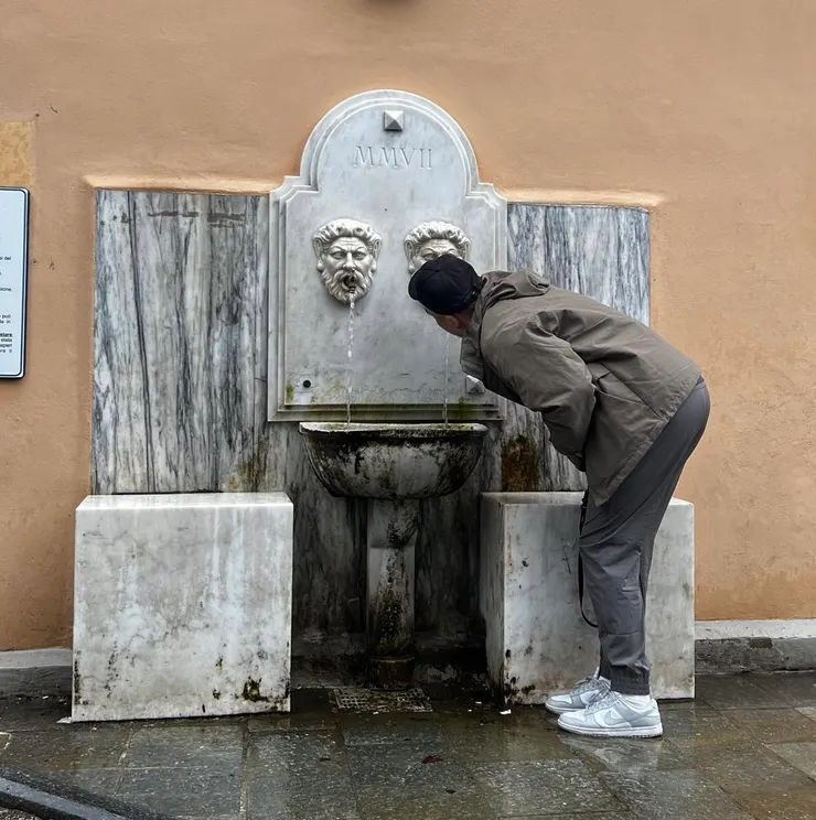  當地著名的作品，據說流出的水是來自山上的山泉水，同行友人還下車去喝