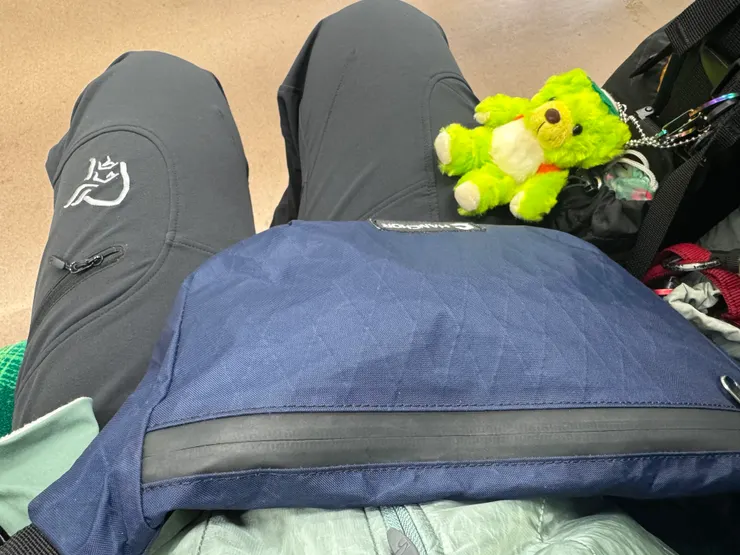 帶上高地紀念品店買的小熊回牠家看看