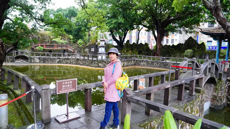 榕蔭池水已經優養化,白色塔為敬字亭。