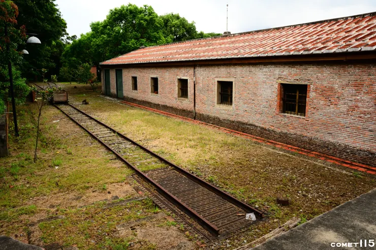 位於殼牌倉庫的疑似地磅遺跡，但從地磅上的鐵軌沒斷開來看，鐵軌可能是意象保存