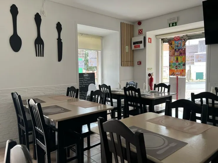 舒適的用餐環境，時間還早，一個人都沒有。