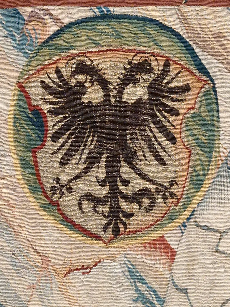 雙頭鷹（Double-Headed Eagle），代表東方與西方或 教會與國家的權力平衡