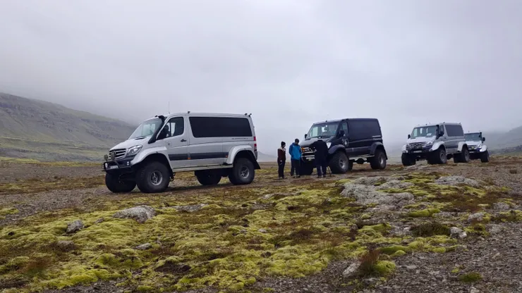 我們搭的四驅車,輪胎放氣的情況。有些遊客對車子比對瀑布更有興趣,三人中最矮的是我們的司機導遊。