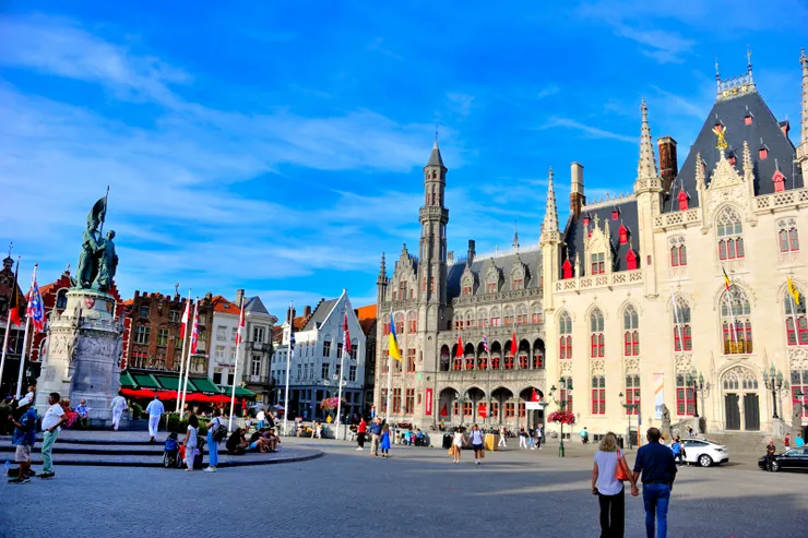 【集市廣場，省議會廳(右)、歷史博物館(中)與廣場中央的Jan Breydel & Pieter de Coninck青銅雕像(左)。】