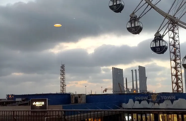 後面是台中港，因為風太大沒有再前進