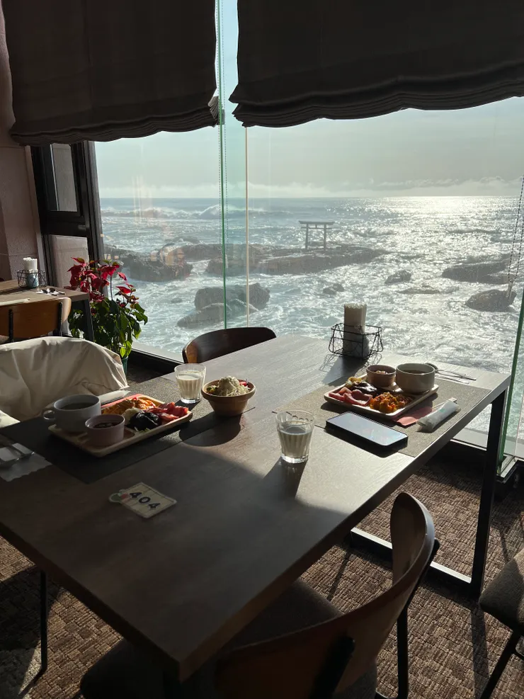 吃早餐配著海景