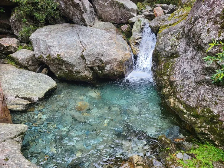 回拍，碧綠溪水