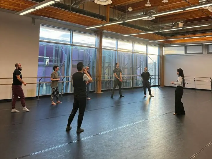 在 Casa 作為即興舞蹈工作坊講師的照片。