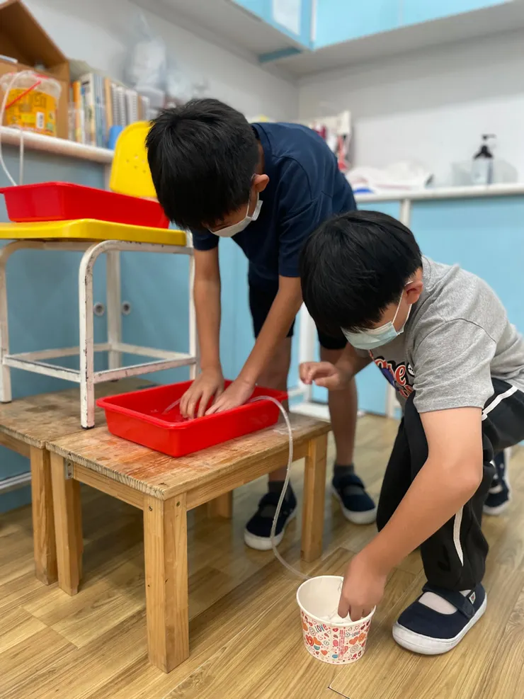 給您孩子更好的選擇  上華蒙特梭利實驗小學 更多元的學習  友善環境 豐富教具 讓孩子自主學習  農場課程讓孩子接近大自