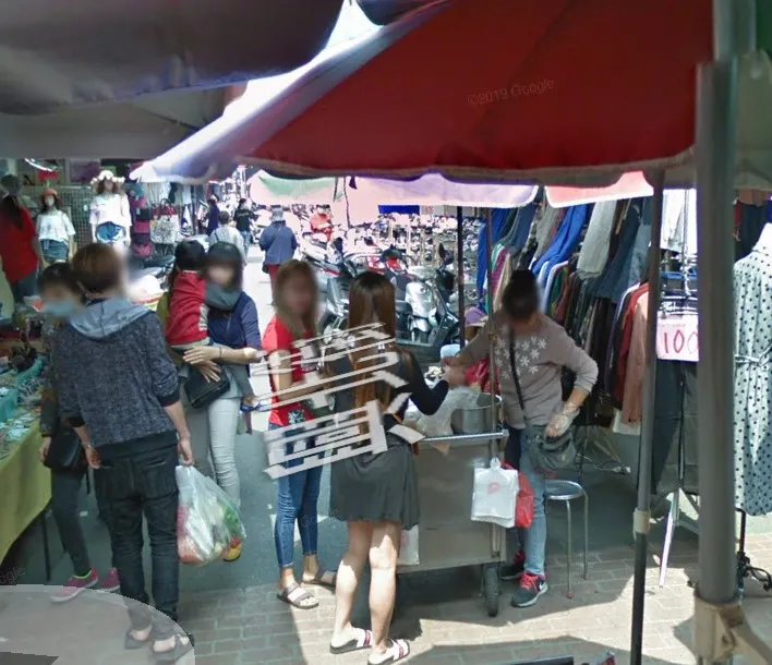 十字路口上賣衣服旁邊這攤就是了,只不過老闆娘好像沒有每天都擺攤,需要碰碰運氣~(擷取自google地圖)