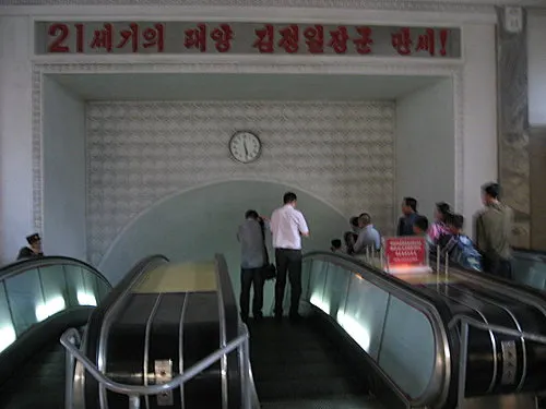 初入站，平壤地鐵手扶梯。