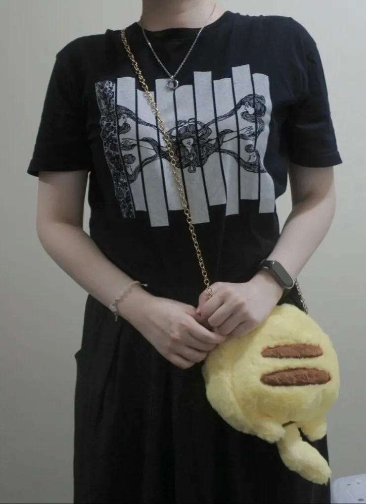 我要拿皮卡丘來搭配他送我的衣服！