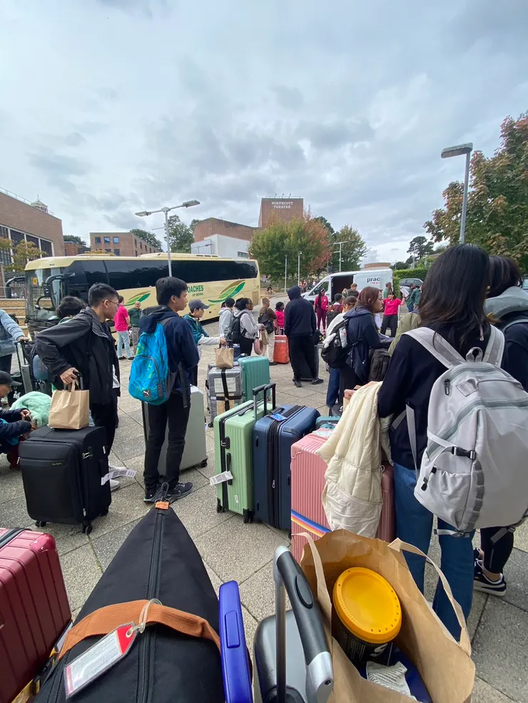 分坐不同小巴到各自宿舍