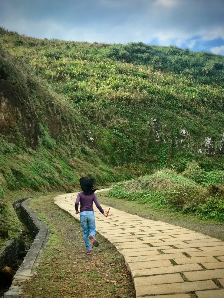 步道坡度平坦,孩兒奔跑也沒問題