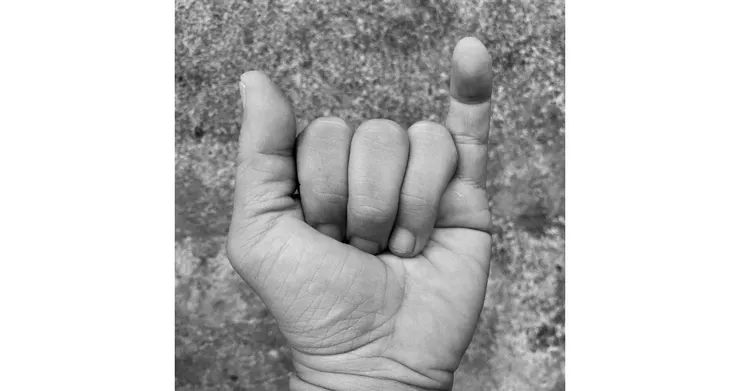 【附圖：夢中出現的「OTE手勢」，意思是「拉吊環」或「安全」。 】