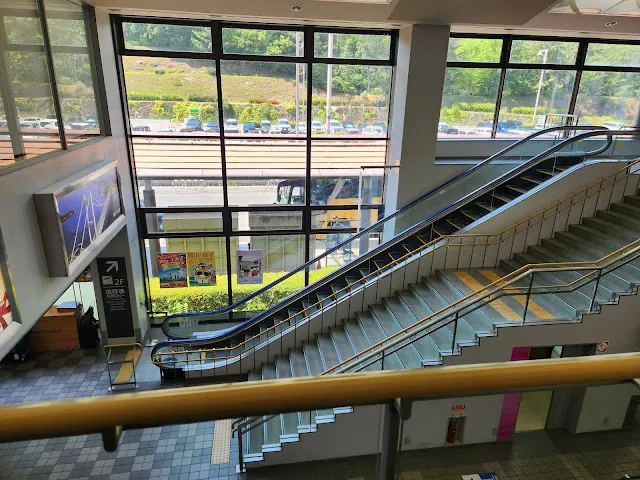 出境前大廳位於 2 樓， 需要幫手機充電的人要記得來樓上充電喔&nbsp;