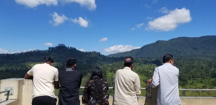 當地人也來凑熱鬧，看瀑布