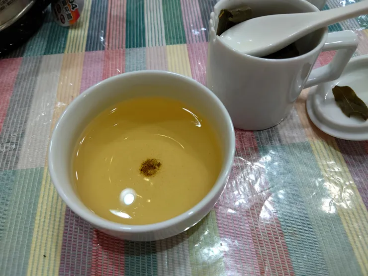純白底色方便觀察茶湯顏色
