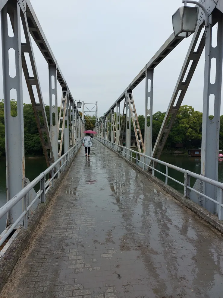 長長的月見橋橫跨旭川