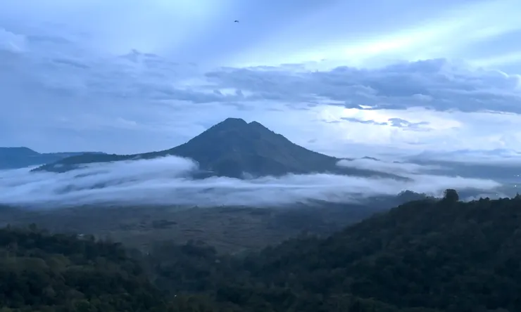 巴杜爾火山就在我們眼前，是如此地巨大與雄偉。