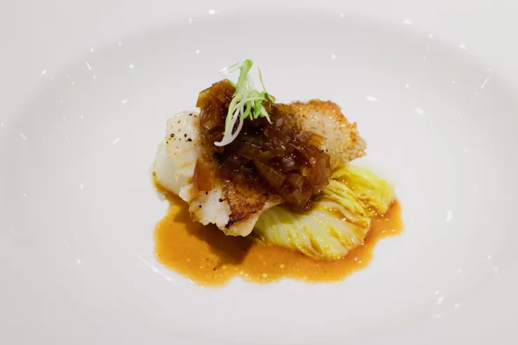 紅燒野生紅條石斑清蒸娃娃菜佐蒜苗。(攝影/卓芳妤)