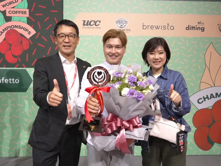 台灣UCC總經理糸山英二(左)賀林紹興獲獎,右為培訓總教練楊衣姍