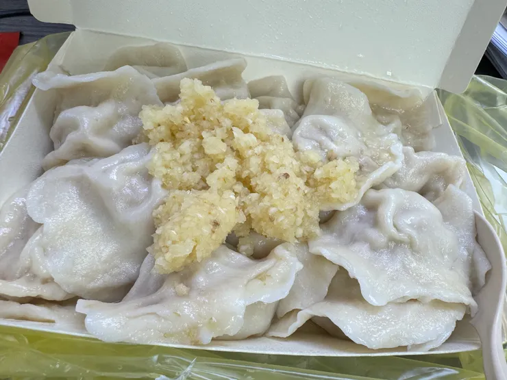 水餃把蒜頭拿來當棉被蓋😂