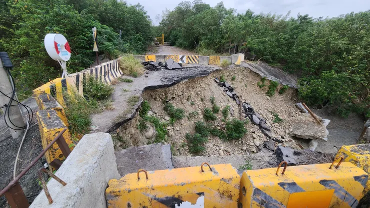 沒想到後段的橋樑已經斷了，只好回頭從芬園方向下切河岸。