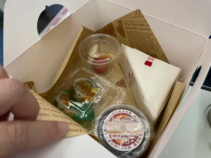 早餐很豐盛還有水果和甜點