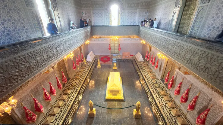 穆罕默德五世陵寢，旁邊有兩個兒子石棺相伴。