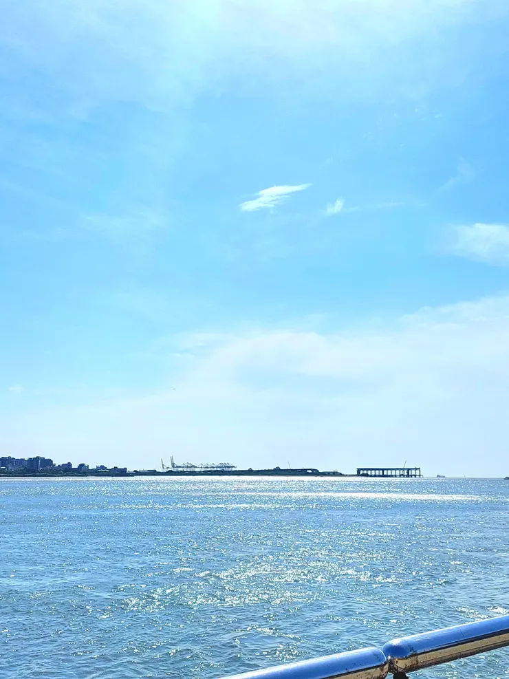 淡水老街旁的河面被陽光照的閃閃發光✨