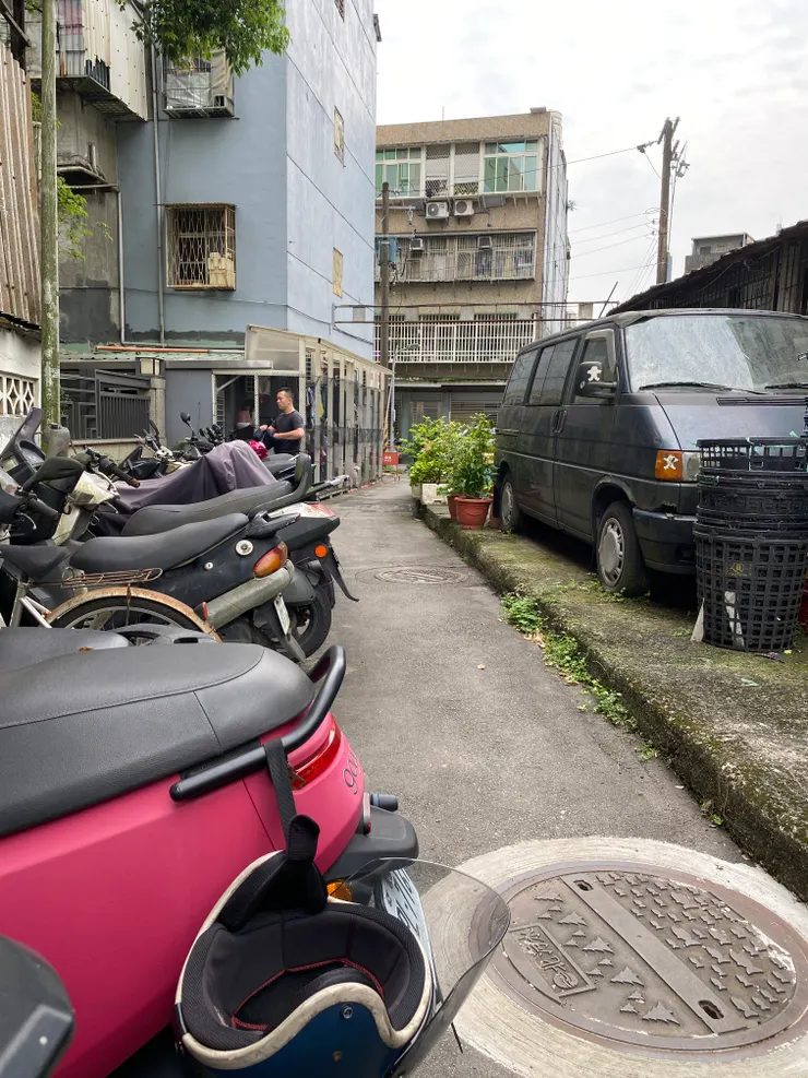 夾在公寓之間的無名後巷