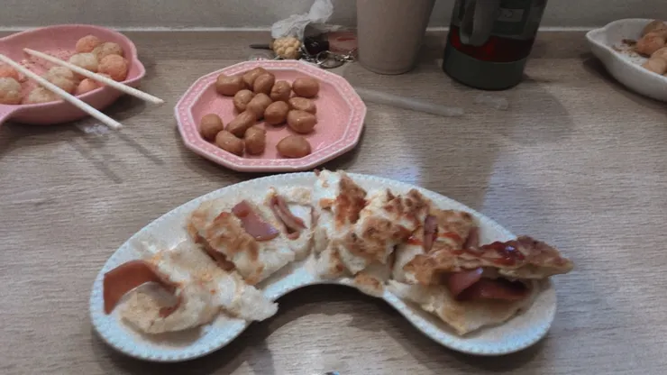 明輝說是五妃街前幾名的早餐店，但我忘記叫什麼名字了。蛋餅超級大，飽到快暈倒了，120塊