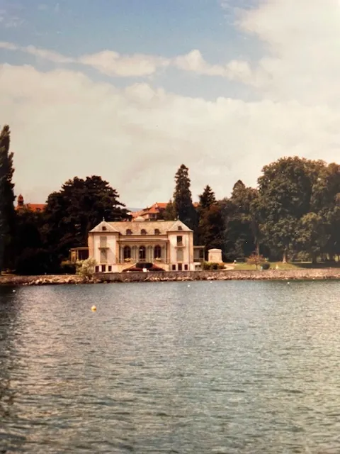 遊船河時的拍照:日內瓦湖畔的豪華渡假屋。