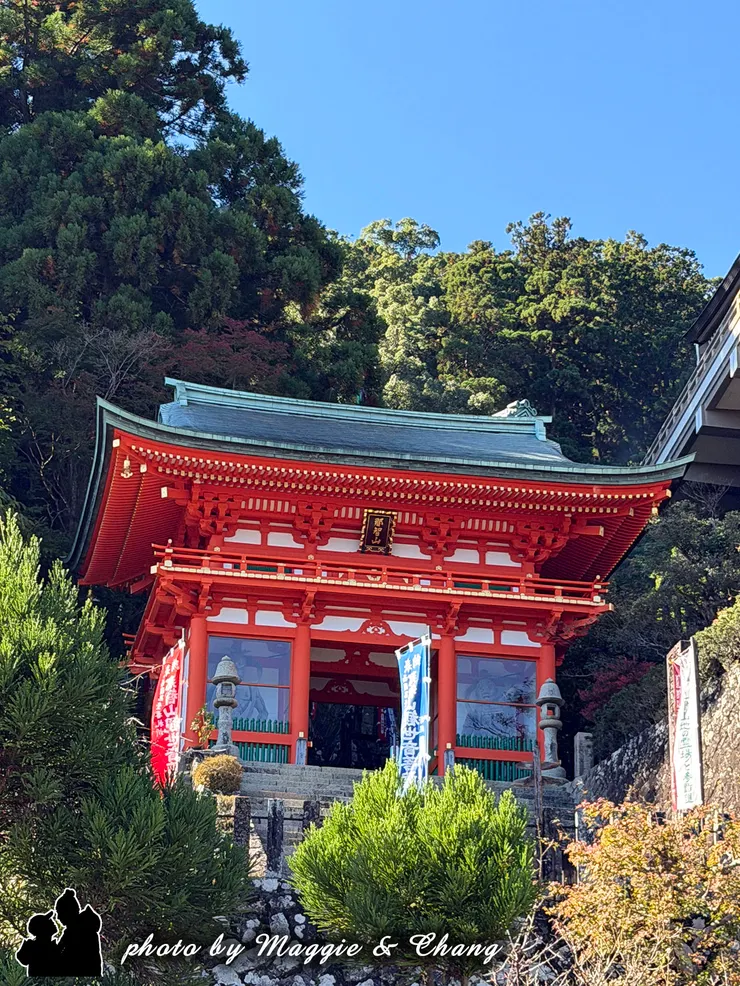沿途抬頭可見那智山神社