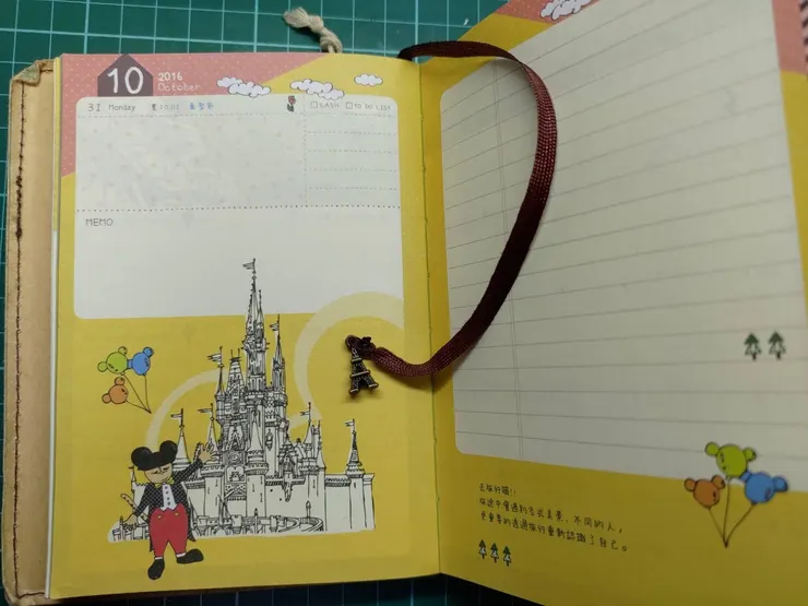 談到文具用品與圖文作家，不得不提起每年都會忍不住買一本的手帳～第一本是高中朋友贈送的禮物，記錄日期2015.09~2016.12的貓旅行手帳！不僅封面附贈一張綁繩書籤，手帳內也有尾端繫著巴黎鐵塔吊飾的書籤繩哦～