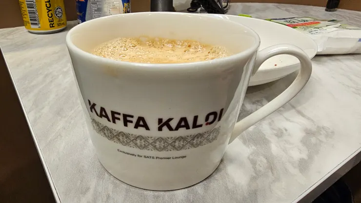 新翔貴賓室的漂亮咖啡杯!杯子上印有一小排新翔貴賓室的英文字樣!