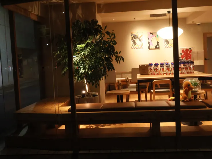 夜晚旁的交誼廳