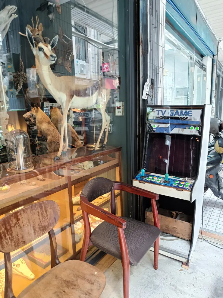 門口還有一台古董級的遊戲機