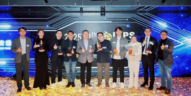 第12屆IAPS Awards獲獎團隊，(左至右)國立陽明交通大學IAPS執行長林伯恒、康斯特科技公關長黃嘉玲、禾樂科技創辦人黃宇揚、拚願科技COO Tony Guo、國立陽明交通大學校長林奇宏、超妡科技執行長暨共同創辦人洪頎茗、富據智能創辦人陳靖儒、滙嘉健康生活科技董事長楊淑貞、樺康智雲總經理林健全與國立陽明交通大學產學共創處產創長暨IAPS主任黃經堯。（圖/ IAPS提供）