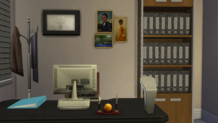 對我來說，校長室這些(老古板...)的地方，大班椅後面一定掛滿老照片和證書。