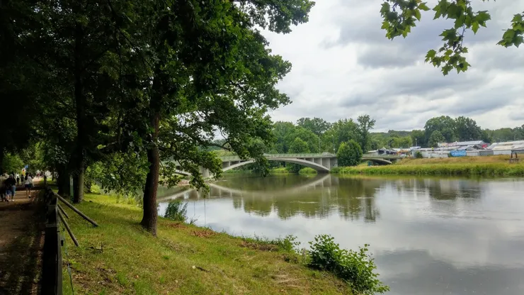 橋的對面就是波蘭，房屋好多鐵皮屋頂
